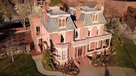 Schöne-Filmische-Aufnahme-Des-Historischen-Devexauex-Mansion-In-Der-Innenstadt-Von-Salt-Lake-City,-Utah-In-Der-Abenddämmerung