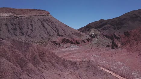 fotografía aérea de las rocas de la montaña y los amplios campos en el valle del arco iris, chile