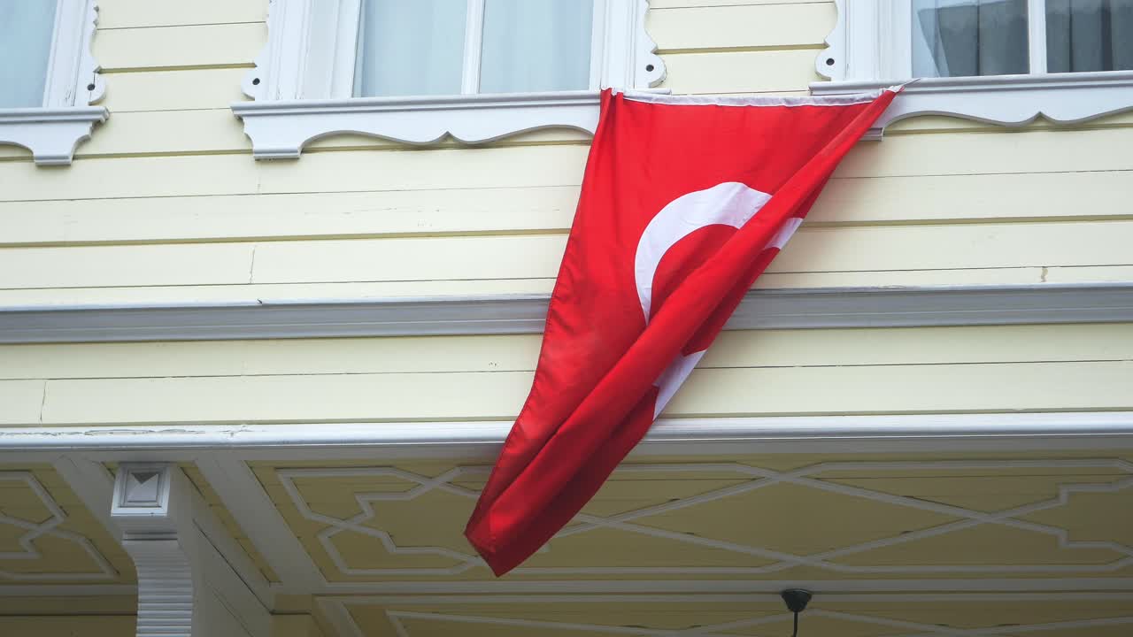 bandera turca colgando de una ventana de un antiguo edificio