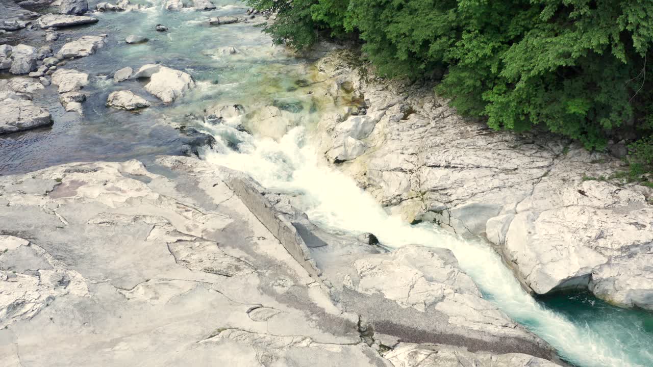크리스탈처럼 푸른 물이 있는 놀라운 세리오 강, 베르가모, 세리아나 계곡, 이탈리아