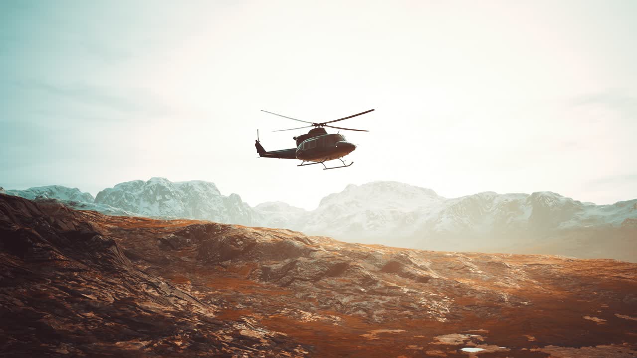 cámara lenta helicóptero de la época de la guerra de vietnam en las montañas