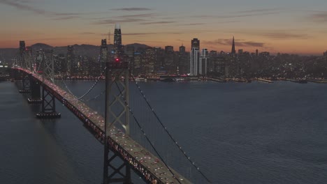 el puente de la bahía de san francisco al atardecer.