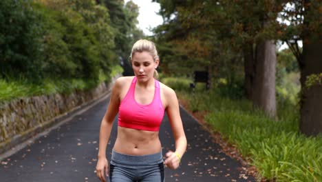 Woman-exercising-on-the-open-road