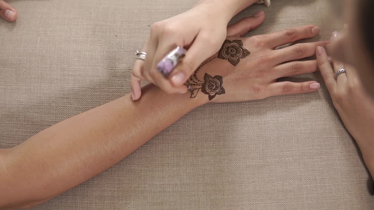 diseño de tatuaje de henna en la mano