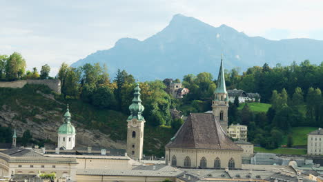 vista de los campanarios de la azotea de salzburgo que rodean la iglesia franciscana