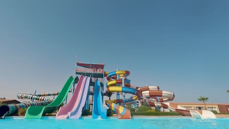 panorama de los deslizadores del parque acuático, parque acuático, parque acuático deslizadores del parque acuático con piscina