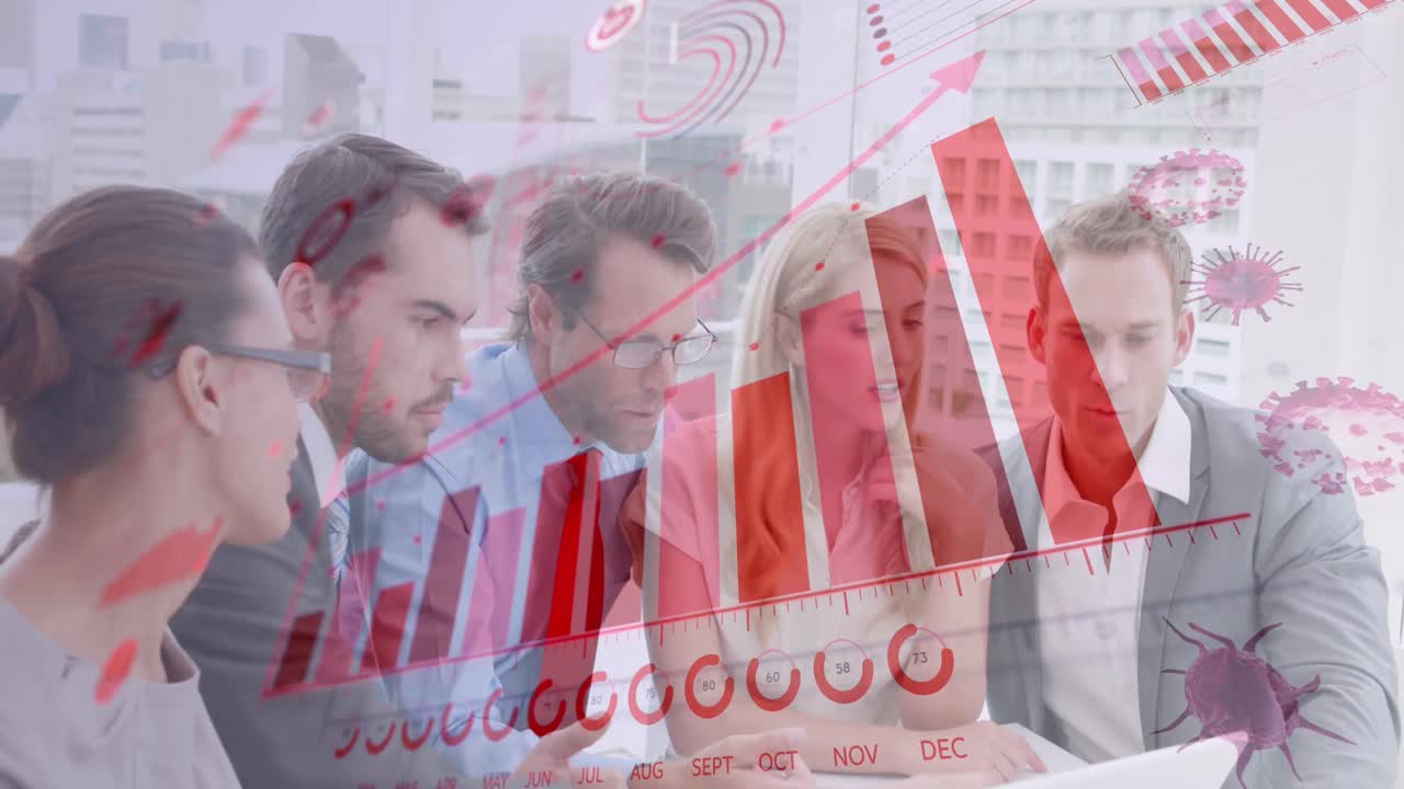 цифровой интерфейс коронавируса против бизнесменов, обсуждающих через ноутбук