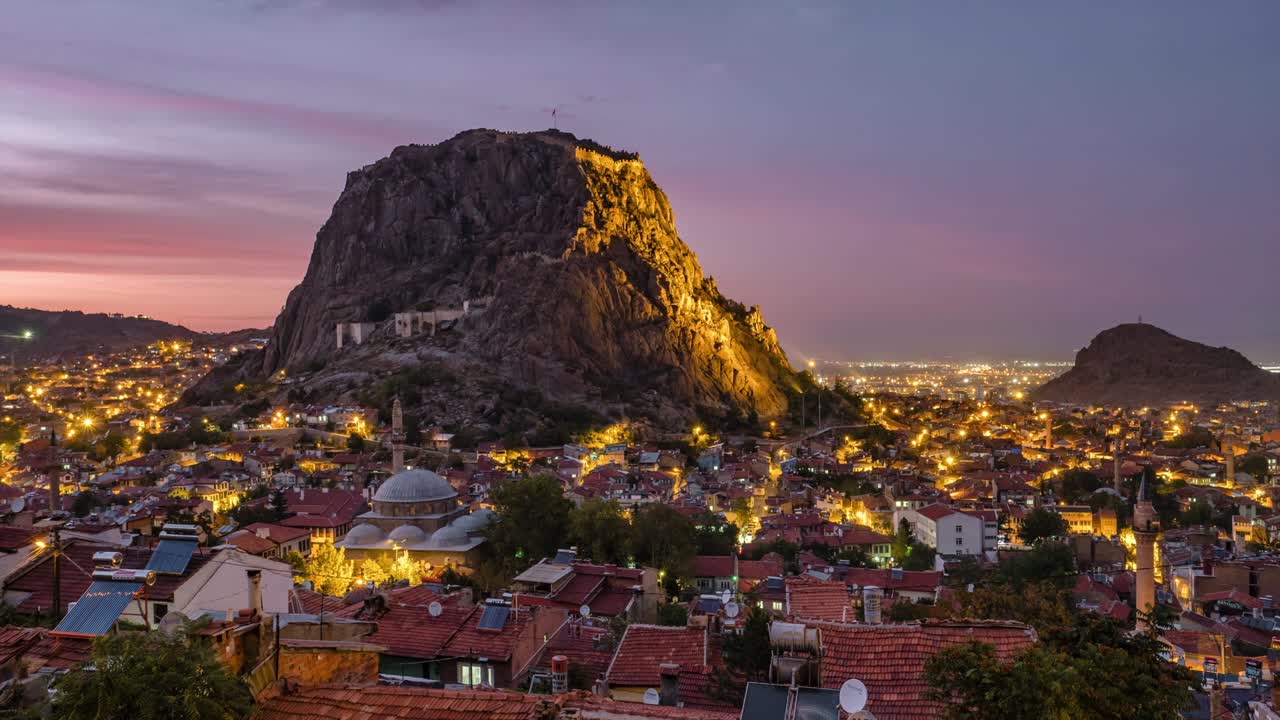 время заката 4 км городской пейзаж города афион с замком афион на скале