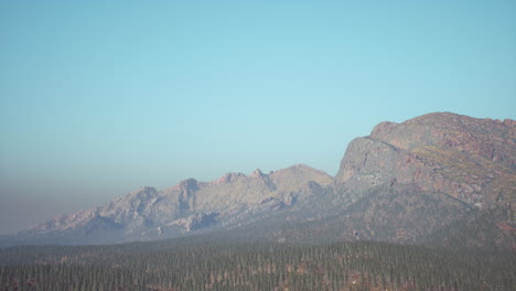 Luftpanorama-Der-Felsigen-Berge