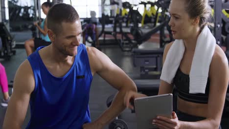 Working-out-at-a-gym