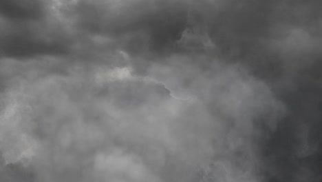 Blick-Auf-Gewitter-In-Dunklen-Wolken-4k