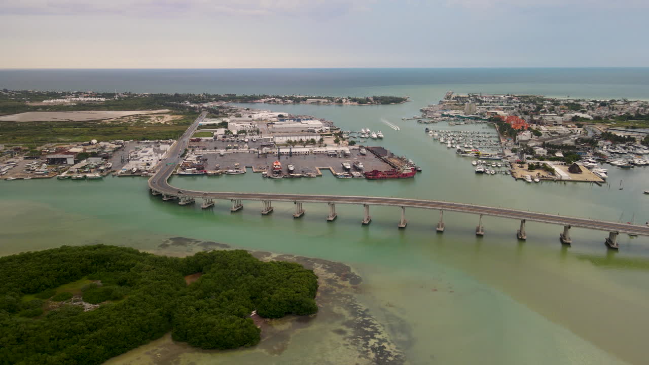 멕시코 유칼페텐 선착장에 있는 회전 vie wof 다리