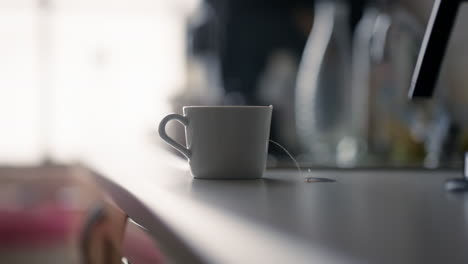 Ruhiger-Morgen-Mit-Einer-Heißen-Tasse-Auf-Einer-Küchentheke