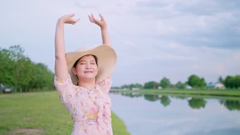 Retrato-De-Una-Hermosa-Mujer-Asiática-Con-Sombrero-Relajándose-Con-Estiramientos