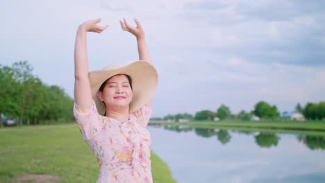 스트레칭과 함께 편안한 모자에 아름 다운 아시아 여자의 초상화