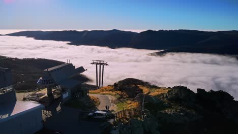 Antena-Del-Telesilla-De-Esquí-En-Thredbo-Con-Vistas-Al-Valle-Nublado-Y-Brumoso-Durante-El-Verano-En-Montañas-Nevadas,-Nueva-Gales-Del-Sur,-Australia