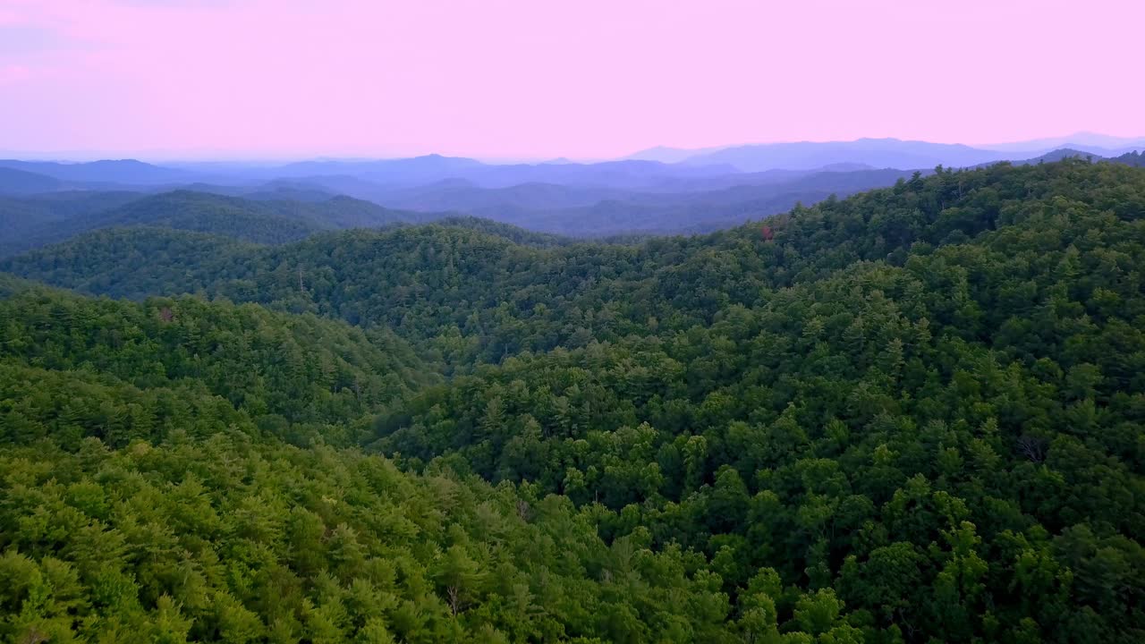 vista aérea de la montaña apalache, tiro de crédito de cierre cerca de roca soplante nc, roca soplante carolina del norte cerca de boone nc, boone carolina del norte en 4k