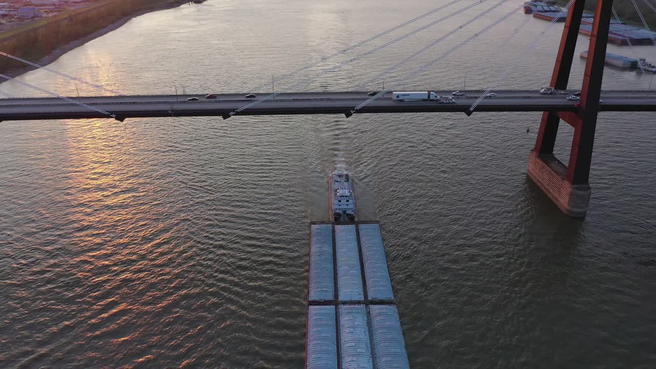empuje el barco y las barcazas debajo del puente conmemorativo de hale boggs