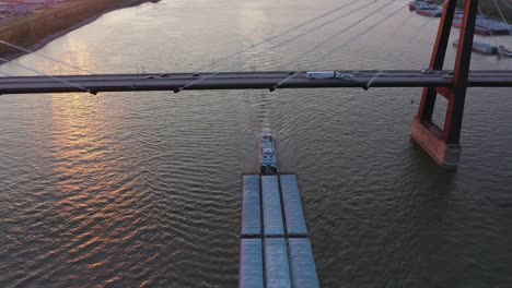 empuje el barco y las barcazas debajo del puente conmemorativo de hale boggs