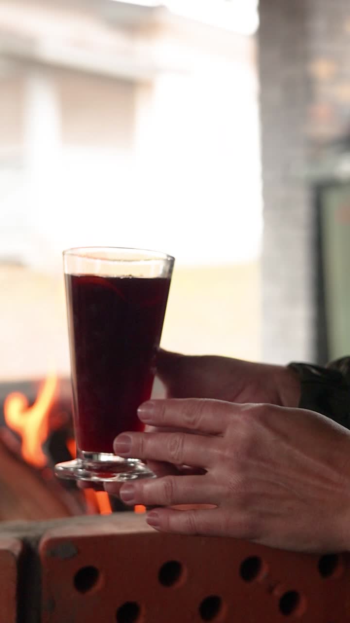 una bebida caliente junto a la chimenea