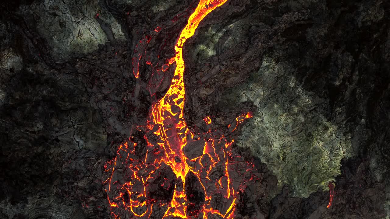 Veduta aerea di lava fusa che scorre giù da un vulcano
