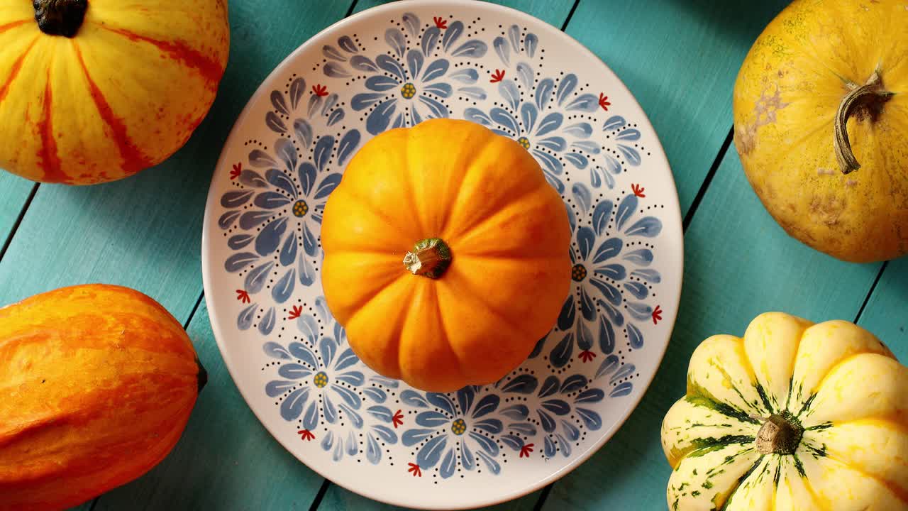 Calabazas sobre plato y cerca