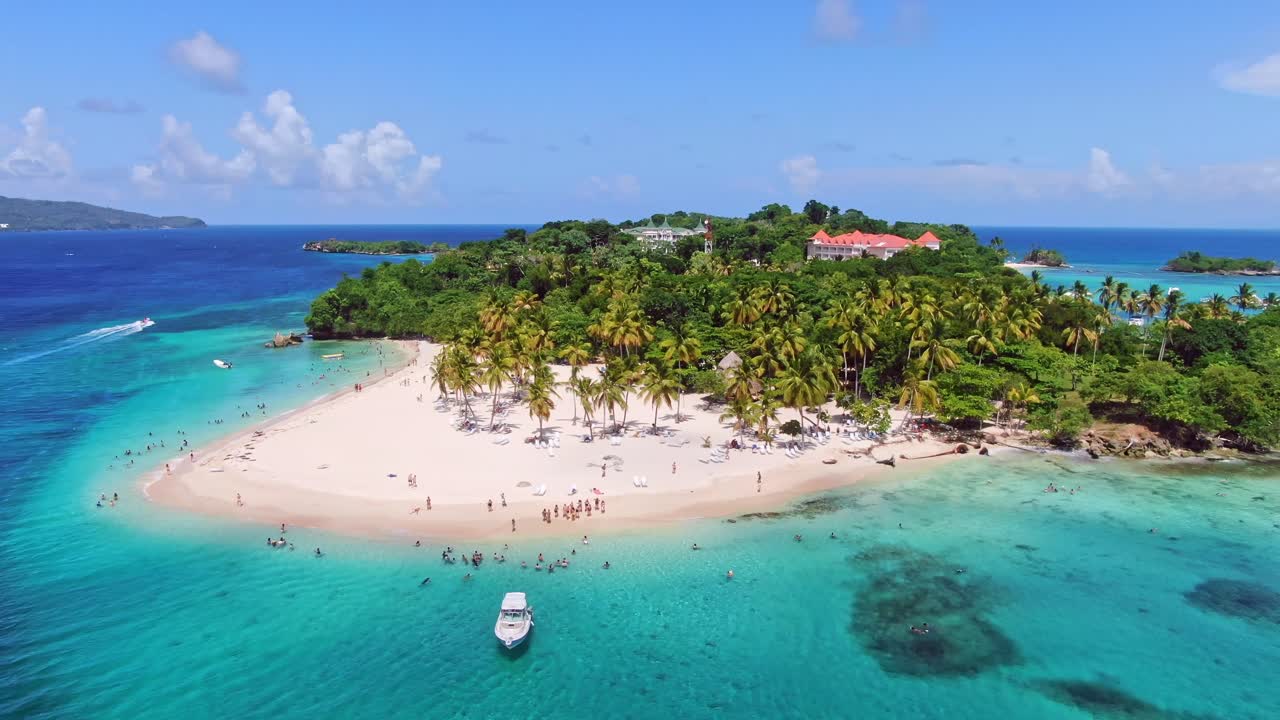 Paradiso mozzafiato di Cayo Levantado con turisti in vacanza durante l'estate a Samaná, Repubblica Dominicana
