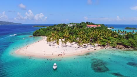 Atemberaubendes-Paradies-Von-Cayo-Levantado-Mit-Touristen,-Die-Im-Sommer-Urlaub-In-Samana,-Dominikanische-Republik,-Machen