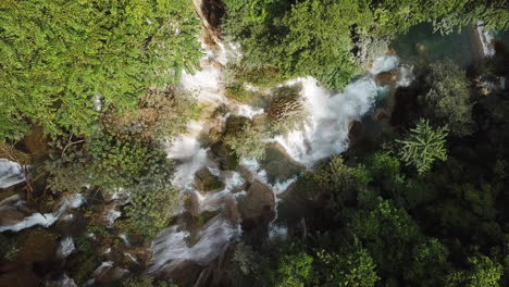 Laos-Unberührte-Natur,-Oberhalb-Von-Kuang-Si-Fällt-In-Der-Nähe-Von-Luang-Prabang,-Aufsteigende-Vertikale-Luftaufnahme-Von-Oben-Nach-Unten