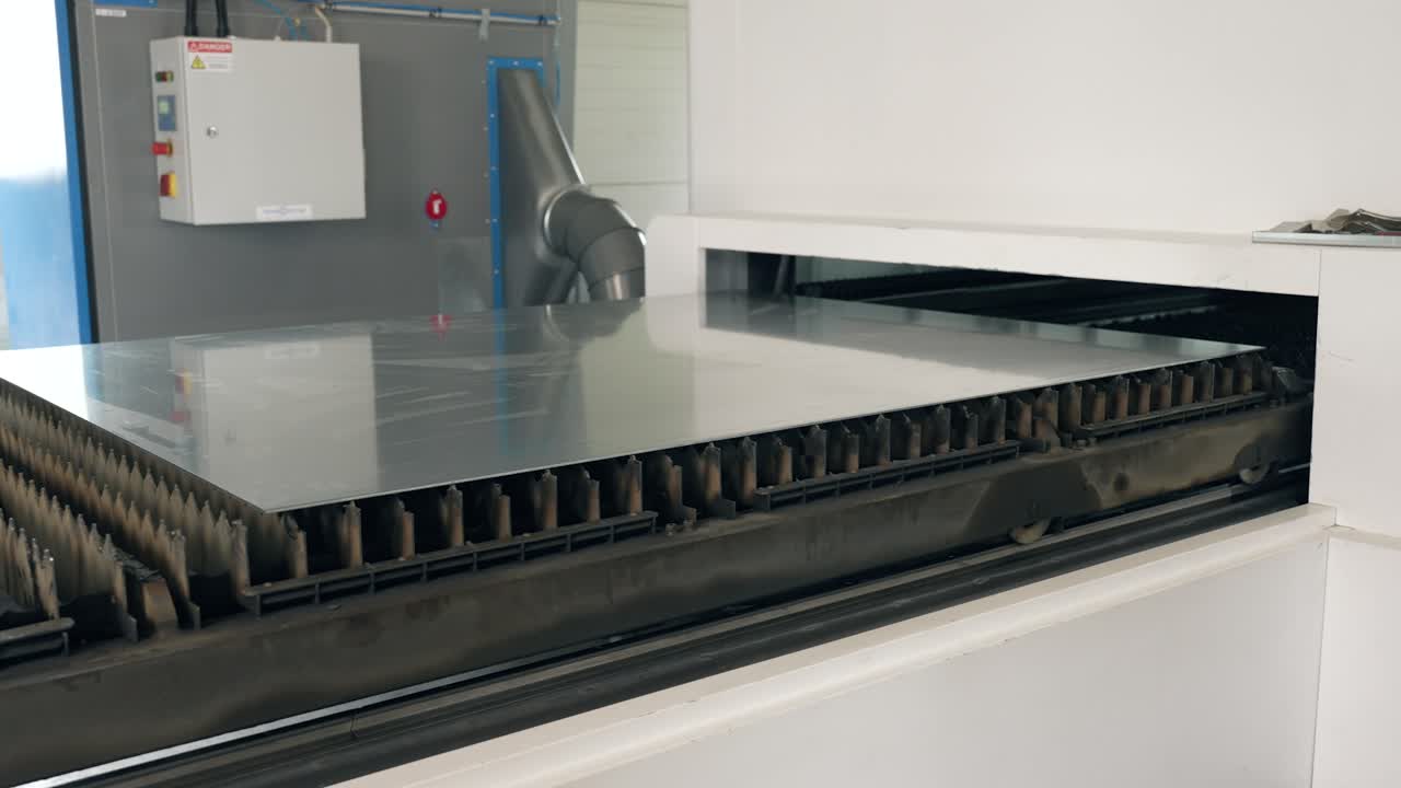 máquina de corte de acero en una fábrica