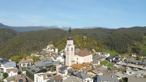hermoso tiro en órbita sobre kastelruth, tirol del sur