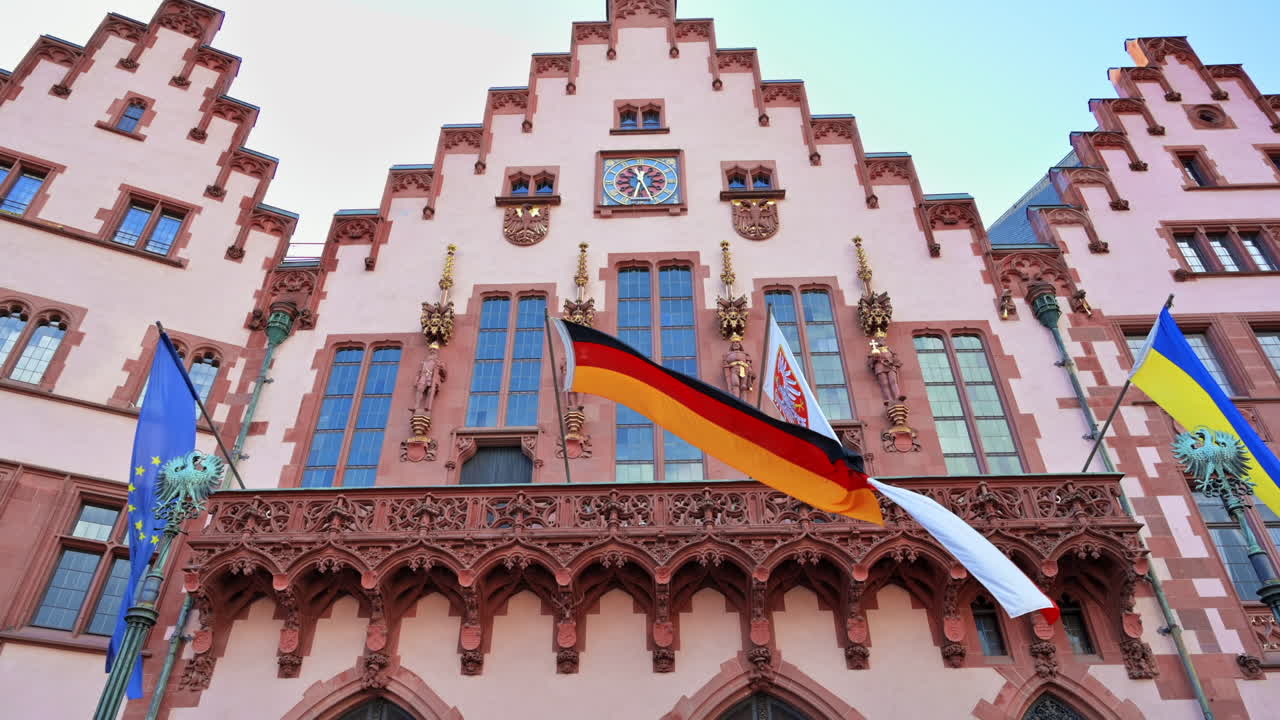 Frankfurt, Almanya’daki Römerberg’de bulunan belediye binası manzarası. Üzerinde bayraklar olan ulusal tarz cephe