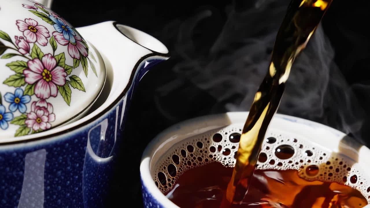 컵에 차를 부는 것