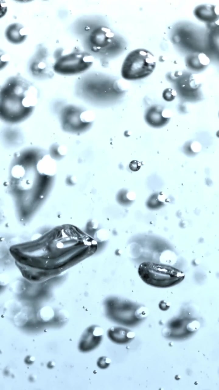 Primo piano macro di bolle d'aria che galleggiano in un liquido trasparente.