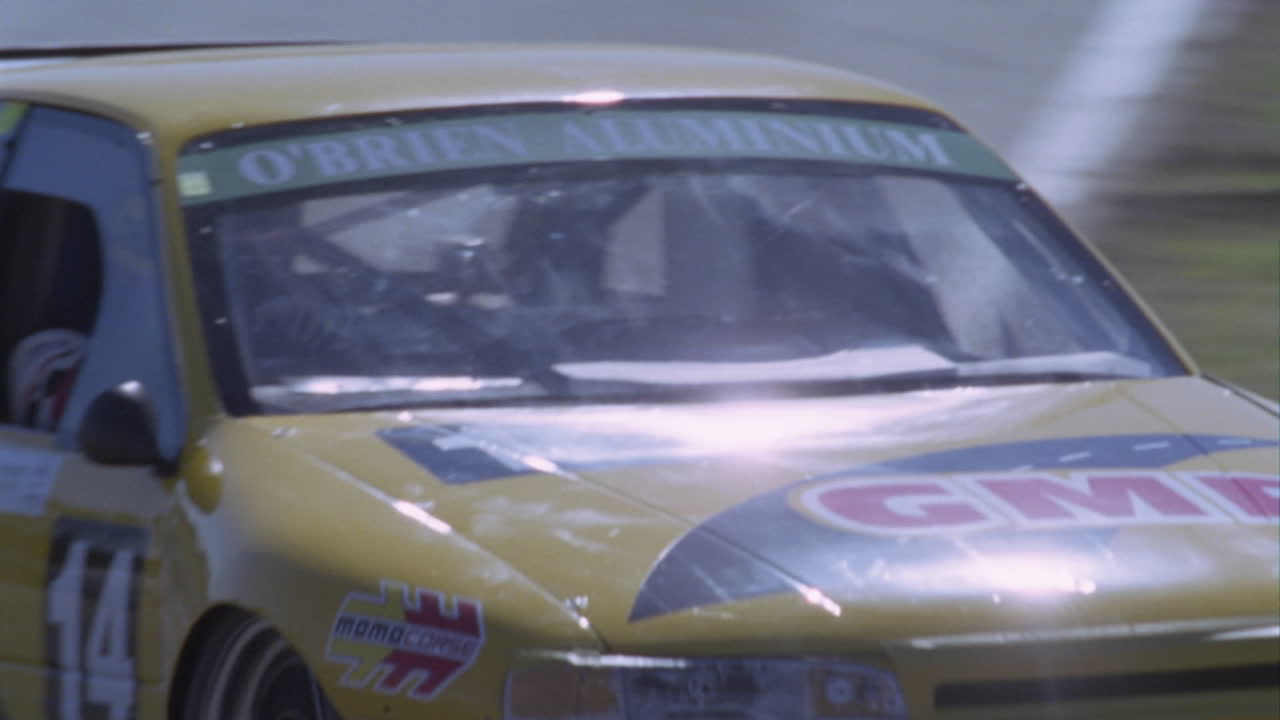 경주용 자동차가 서킷 트랙 1을 주행합니다.