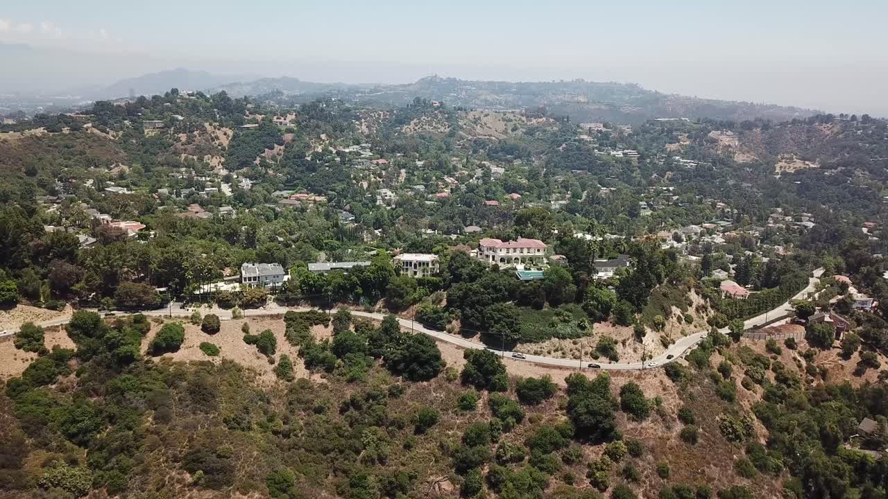 vista aérea de lujosas mansiones en beverly hills en las montañas de los ángeles, california
