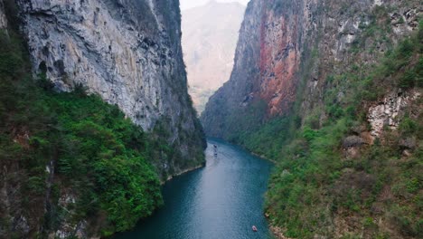 Diese-Drohnenaufnahmen-Fangen-Die-Schönheit-Des-Ha-Giang-Canyons-In-Nordvietnam-Ein