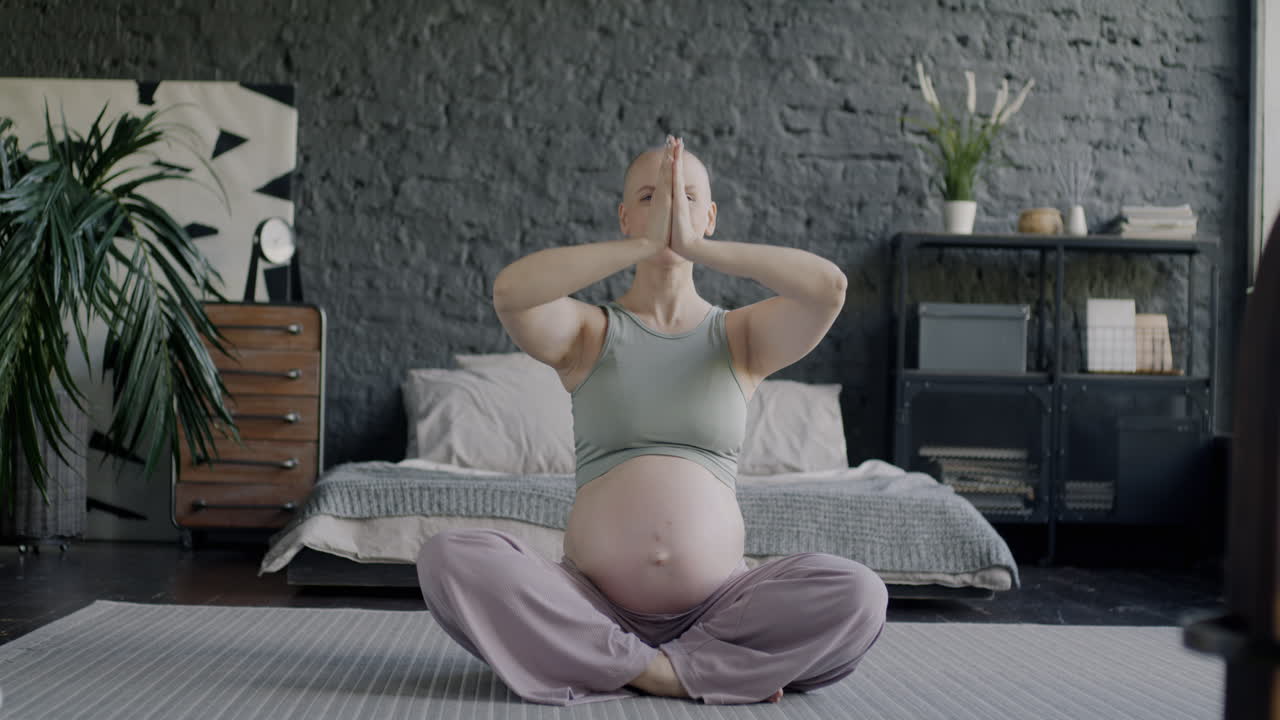 요가를 연습하는 임신한 여성