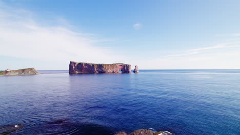 Luftaufnahme-Eines-Percé-Felsens-über-Dem-Sankt-Lorenz-Strom-An-Einem-Sonnigen-Tag