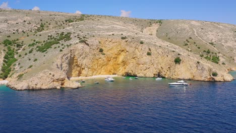 Schöne-Klippen-Und-Geheimer-Strand,-Ruhige-Lagune-An-Der-Küste-Der-Kroatischen-Insel