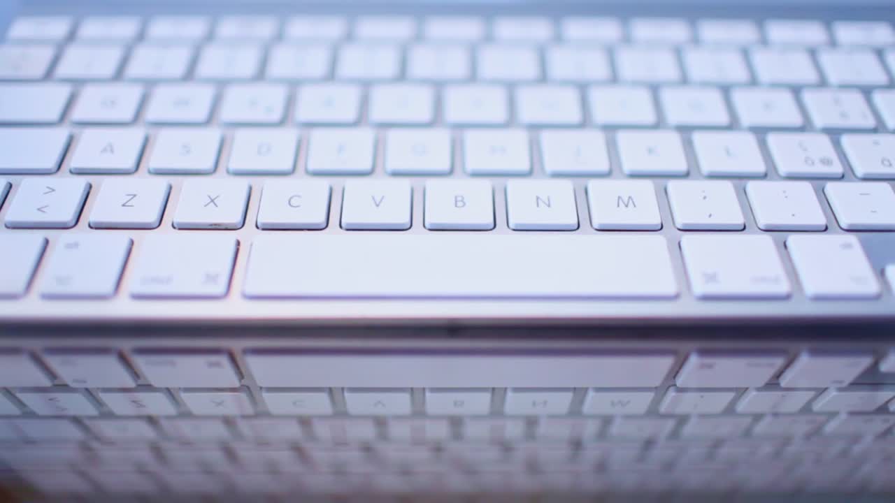 사무실에서 흰색 컴퓨터 키보드