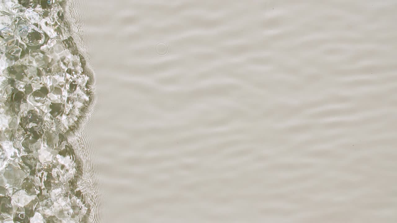 hermosa superficie de agua pastel con olas que se mueven hacia arriba ondulando. agua azul clara con reflejos, refracción de la luz solar. textura de la superficie del agua vista superior