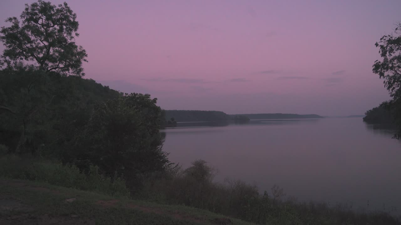 embalse o lago en el momento de la puesta del sol o el crepúsculo con colinas en el fondo en shivpuri, madhya pradesh