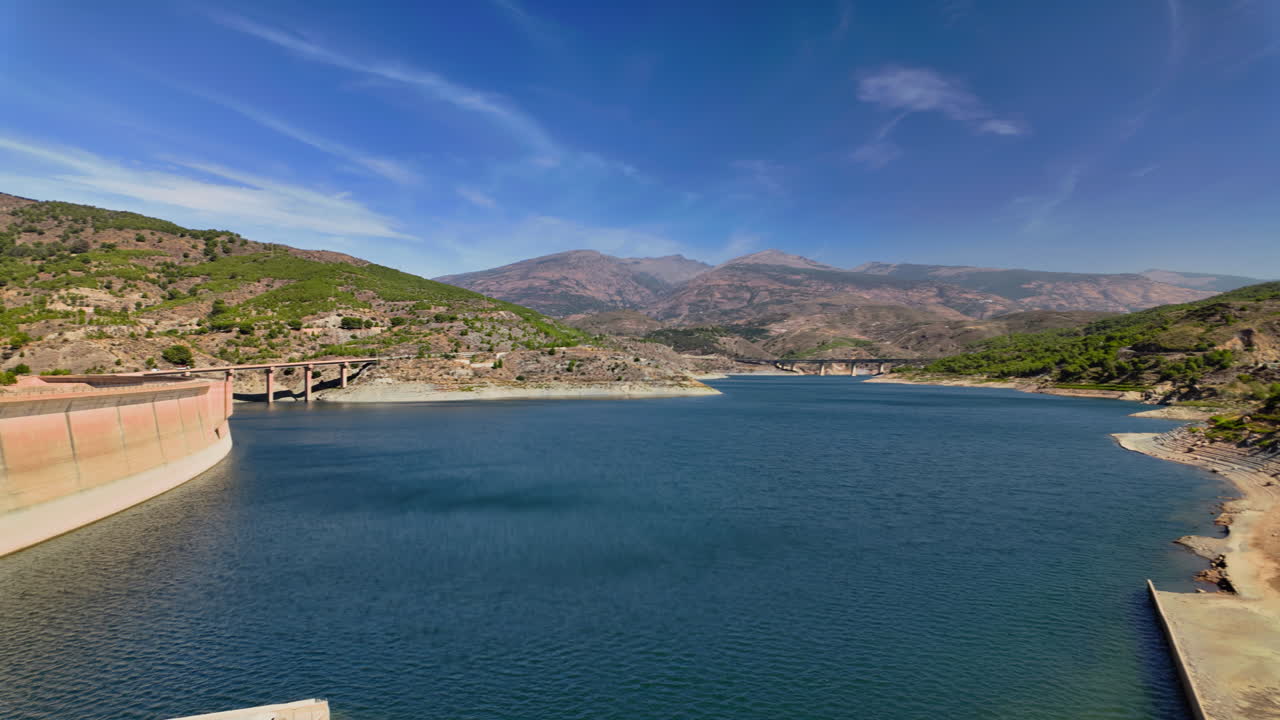 다리가 있는 산 계곡 저수지