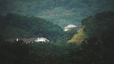 casa remota cerca de una montaña_área verde_tiro largo_50fps
