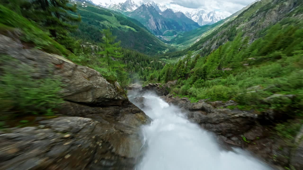 una impresionante vista aérea de la cascada del rutor rodeada de un bosque verde exuberante