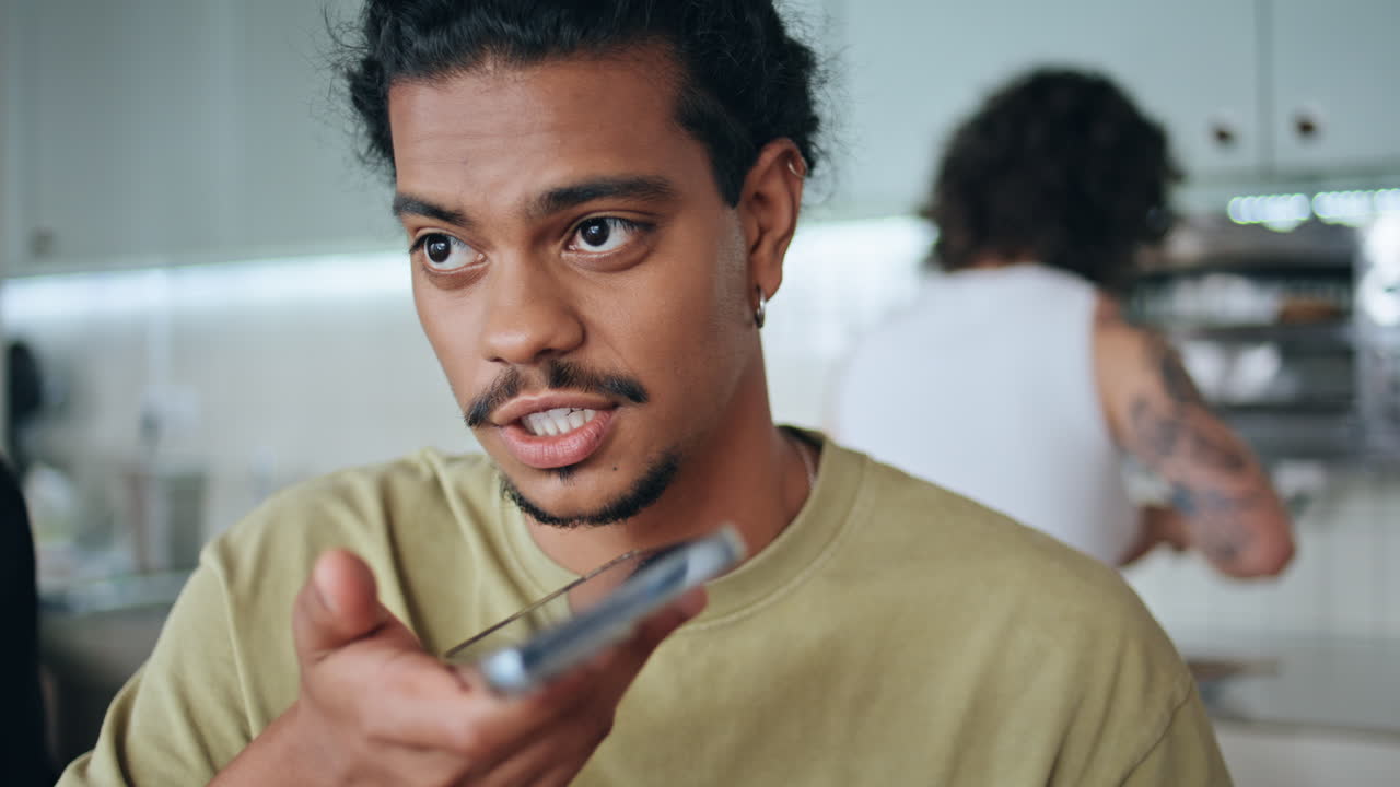hombre hablando altavoz teléfono inteligente en un café de primer plano. hombre grabando mensaje de voz