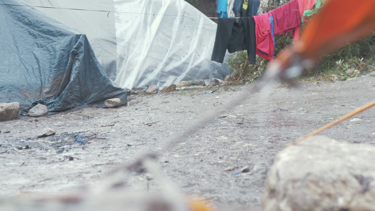 텐트 로프 모리아 난민 캠프 아래로 흐르는 비