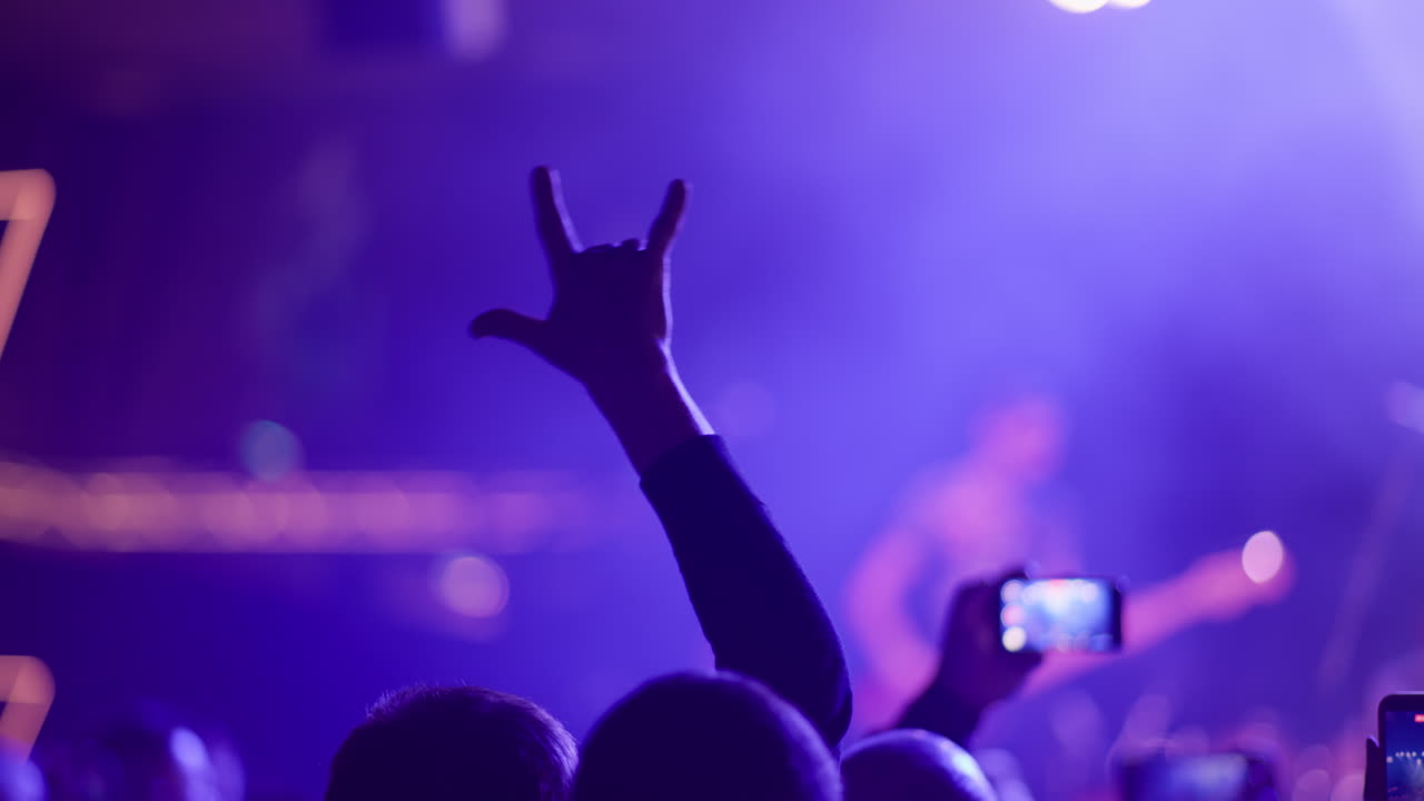 Mão Fazendo o Gesto de 'Rock On' em um Show de Música ao Vivo