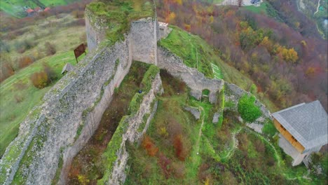 Luftaufnahme-In-Der-Nähe-Einer-Hohen-Steinmauer-Einer-Alten-Burg-Namens-Stari-Grad-In-Der-Nähe-Der-Stadt-Pocitelj-In-Bosnien-Und-Herzegowina